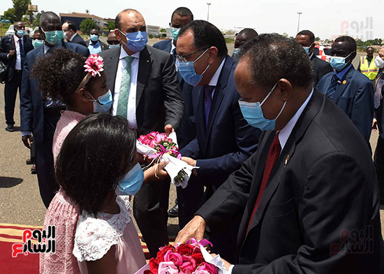 رئيس الوزراء السوداني يستقبل مدبولي بمطارالخرطوم (3)
