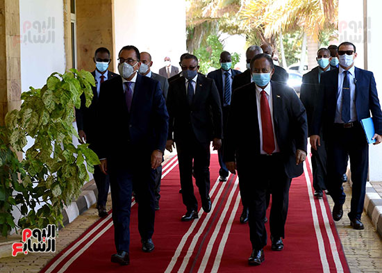 رئيس الوزراء السوداني يستقبل مدبولي بمطارالخرطوم (8)