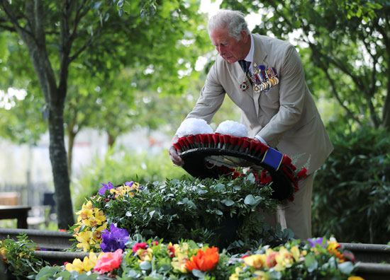 الأمير تشارلز يضع أكليل الزهور