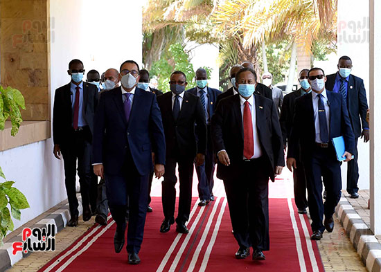 رئيس الوزراء السوداني يستقبل مدبولي بمطارالخرطوم (7)