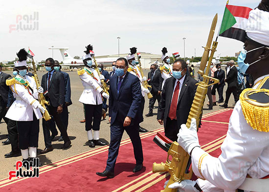 رئيس الوزراء السوداني يستقبل مدبولي بمطارالخرطوم (4)