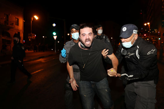 شرطة الاحتلال تعتقل أحد المتظاهرين