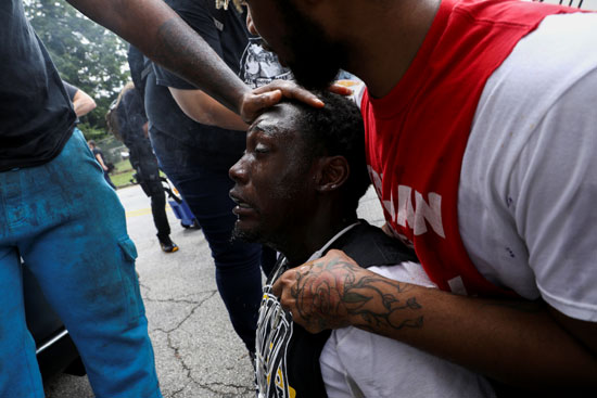 إصابة أحد المحتجين السود فى المواجهات
