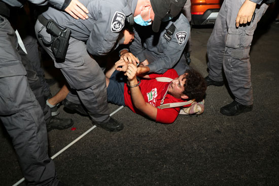 اعتقال متظاهر