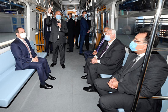 الرئيس عبد الفتاح السيسي داخل محطة مترو عدلى منصور  (7)