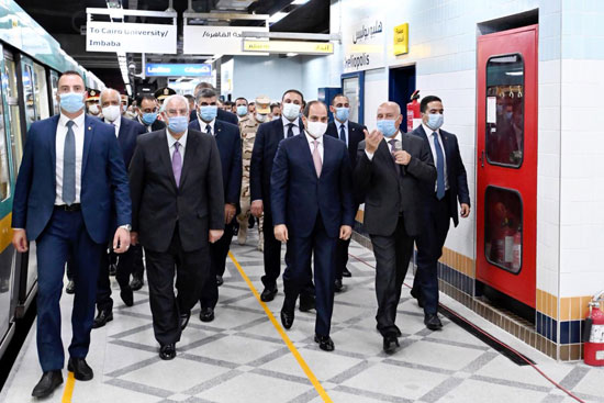 الرئيس عبد الفتاح السيسي داخل محطة مترو عدلى منصور  (10)
