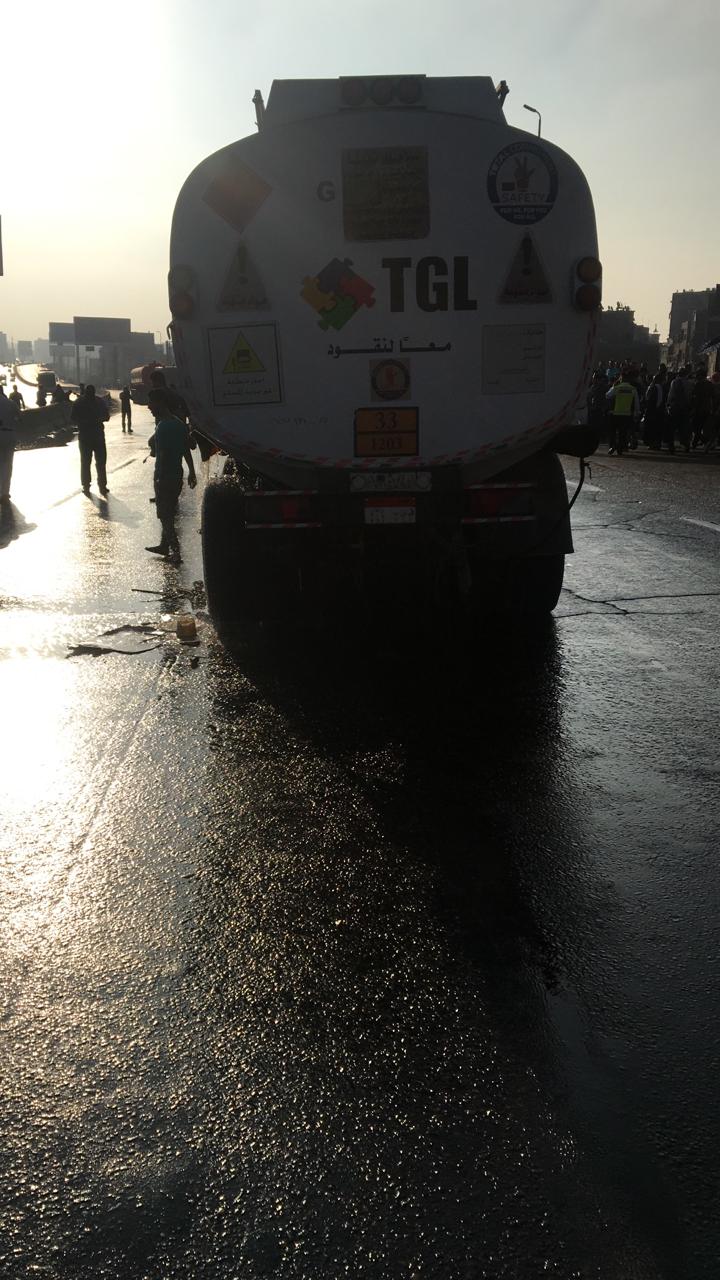 تسرب جاز من سيارة نقل (4)