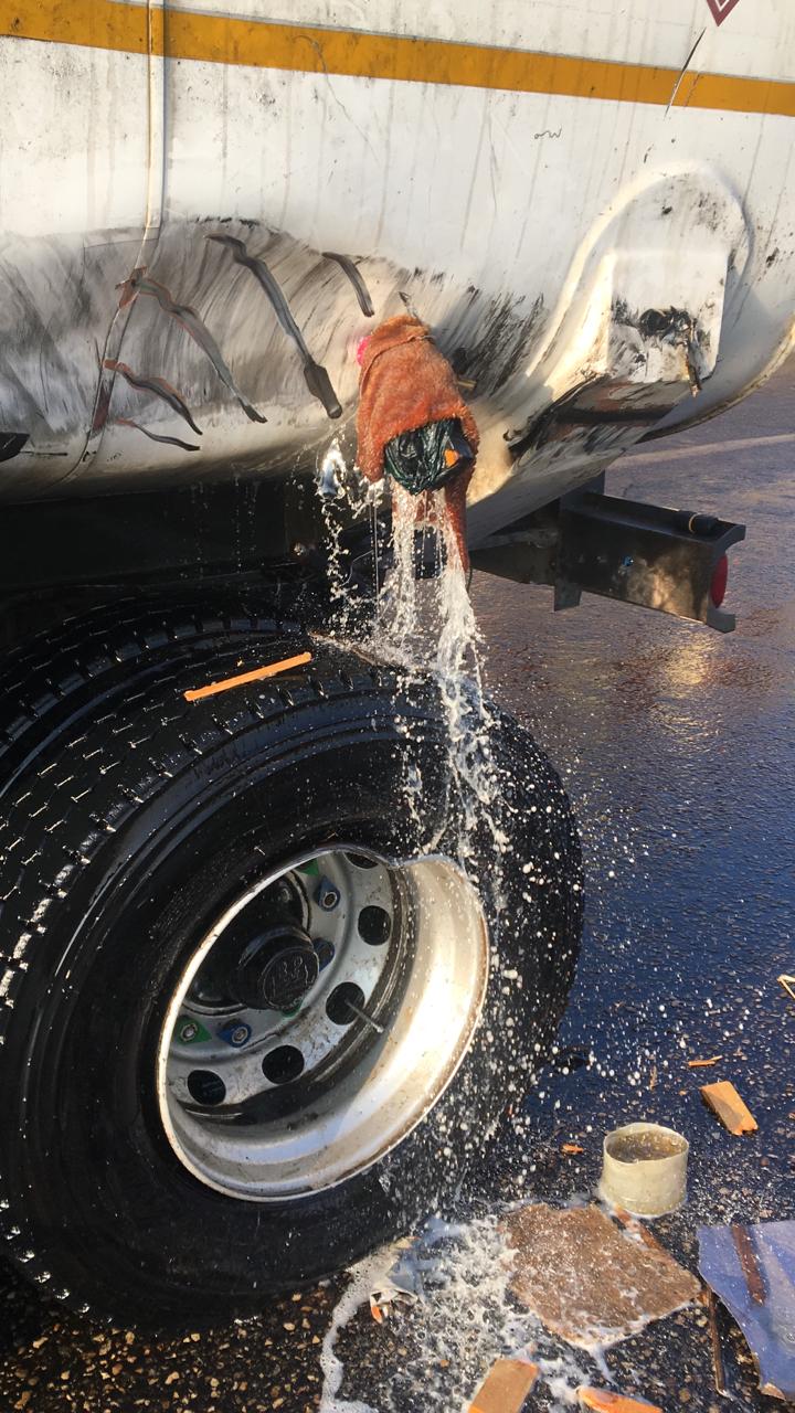 تسرب جاز من سيارة نقل (3)