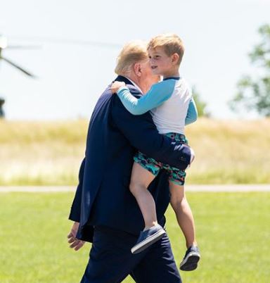 ترامب يحمل حفيده