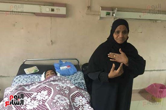الطفل-محمد-مع-والدته-فى-المستشفى