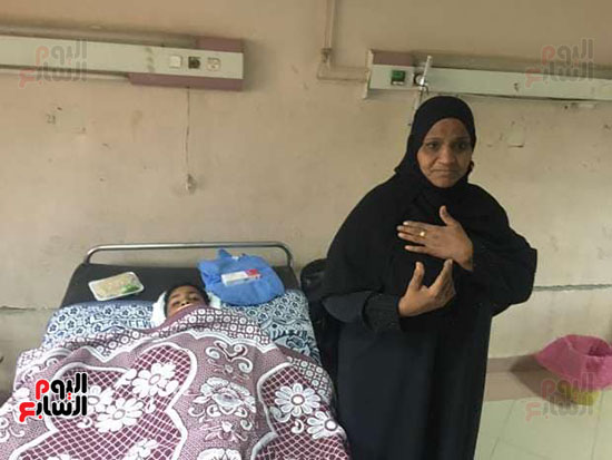 الطفل محمد مع والدته فى المستشفى

