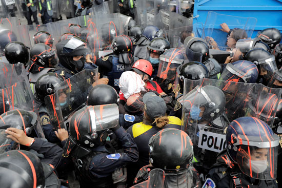الشرطة تواجه متظاهرات بالعاصمة المكسيكية