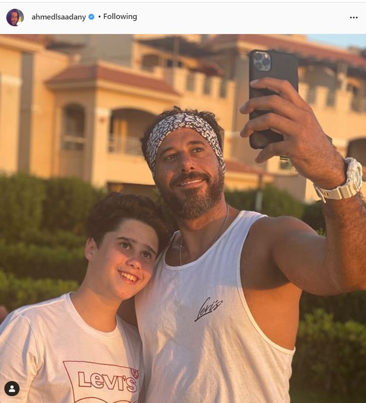 أحمد السعدني مع ابنه