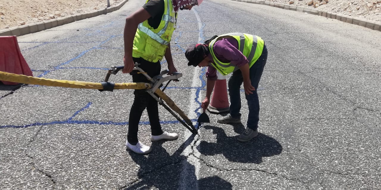 أعمال حقن ورفع كفاءة الأسفلت بطريق وادى الملوك غرب الأقصر (4)