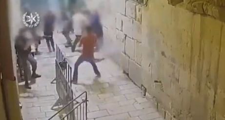 لحظة اطلاق النار على الفلسطيني