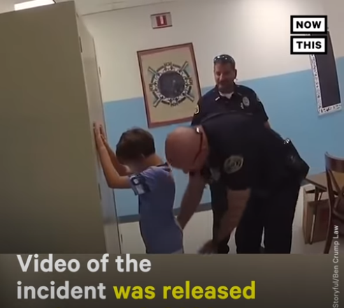 لحظة اعتقال الطفل