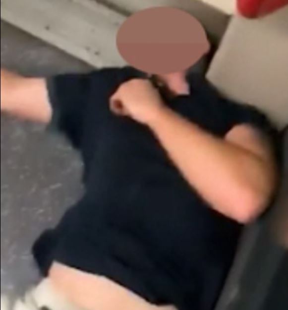 لكمة تسقط رجل أبيض عنصرى بريطاني في مترو بلندن.. فيديو  (3)
