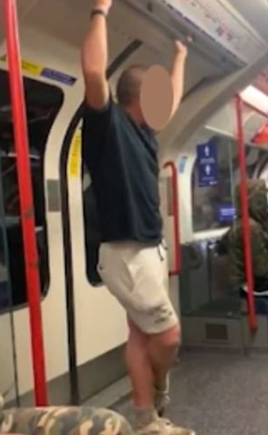 لكمة تسقط رجل أبيض عنصرى بريطاني في مترو بلندن.. فيديو  (1)