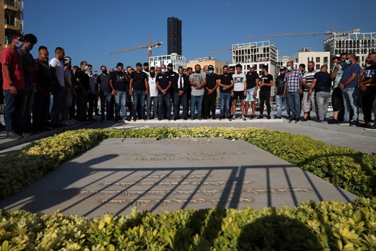 عشرات اللبنانيين أمام ضريح الحريري