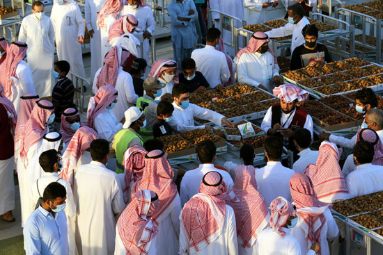 مزارعون سعوديون يعرضون التمور للعملاء