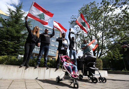 لبنانيون يحملون علم بلادهم بمحيط محكمة لاهاي