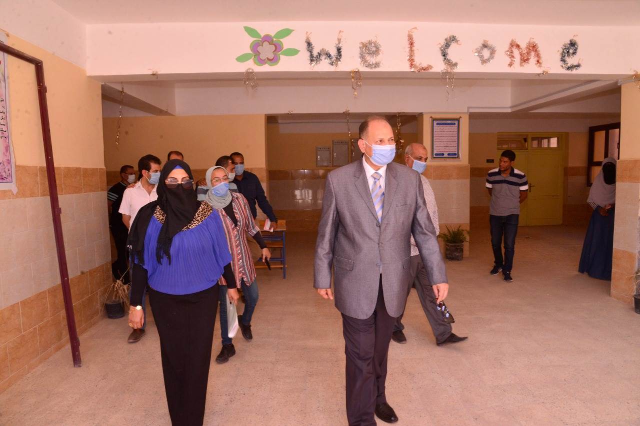 اللواء عصام سعد يتفقد بعض المدارس بمدينة أسيوط الجديدة (19)