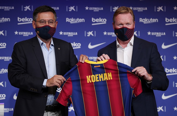 كومان يحمل قميص برشلونة مع بارتوميو