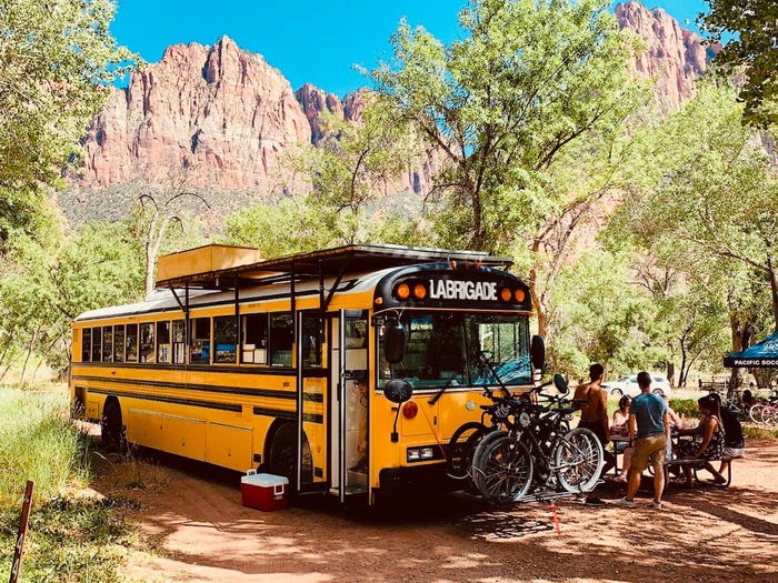 تحويل حافلات المدارسالقديمة إلى حافلات قابلة للعيش