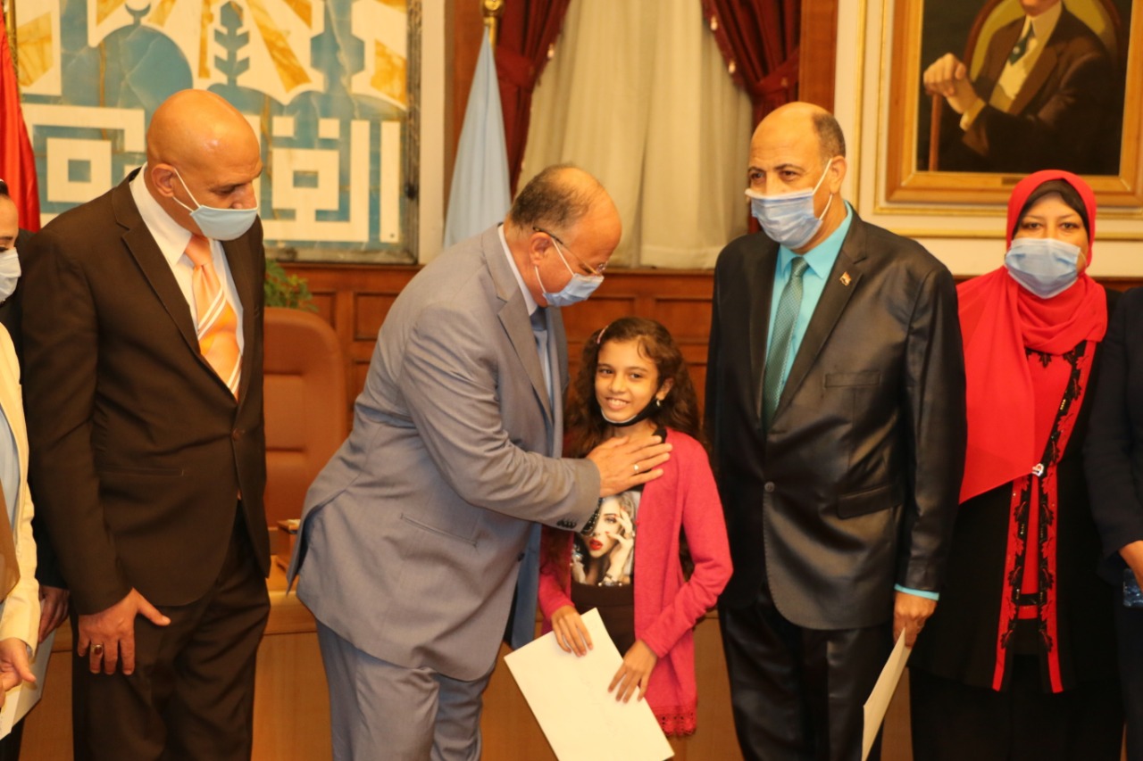 محافظ القاهرة يكرم أعضاء مبادرة اتحضر للأخضر  (7)