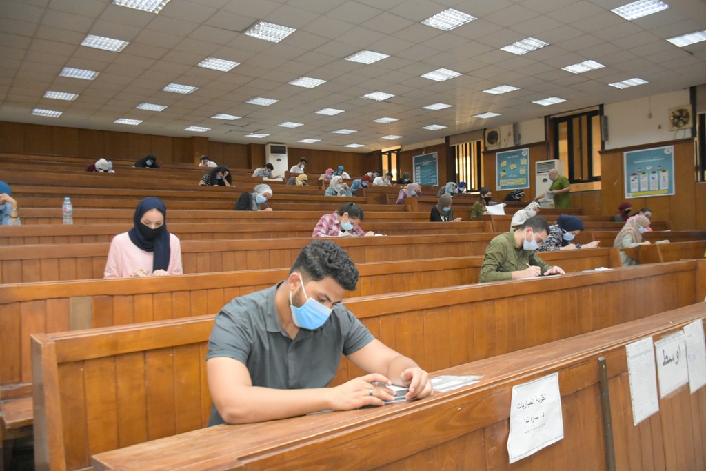 أعمال امتحانات طلاب الفرق النهائية بجامعة القاهرة  (2)