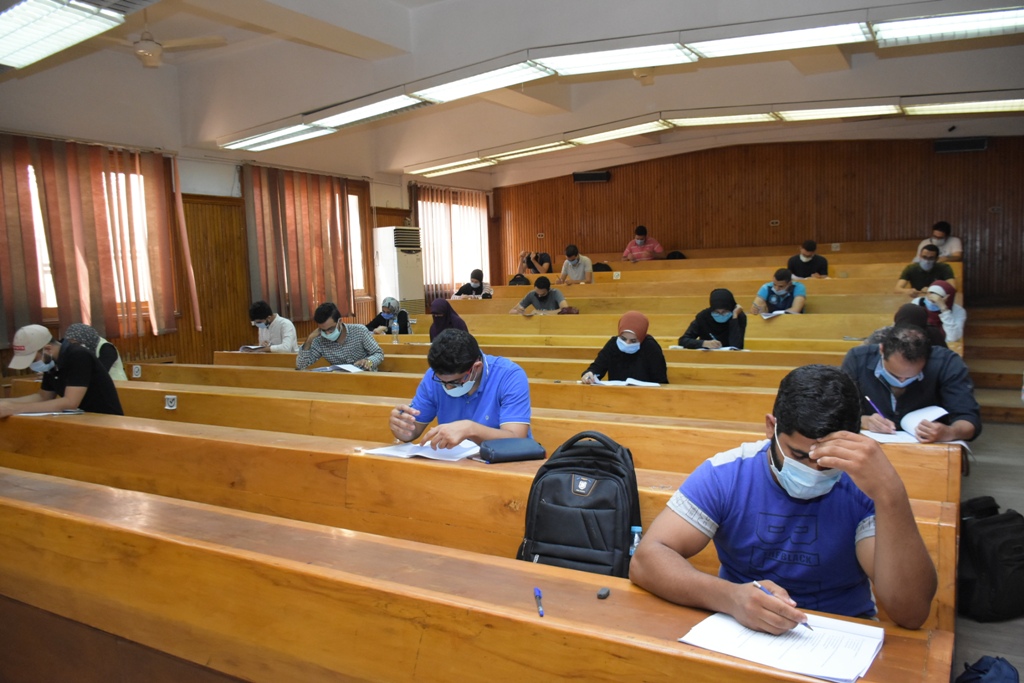 أعمال امتحانات طلاب الفرق النهائية بجامعة القاهرة  (3)