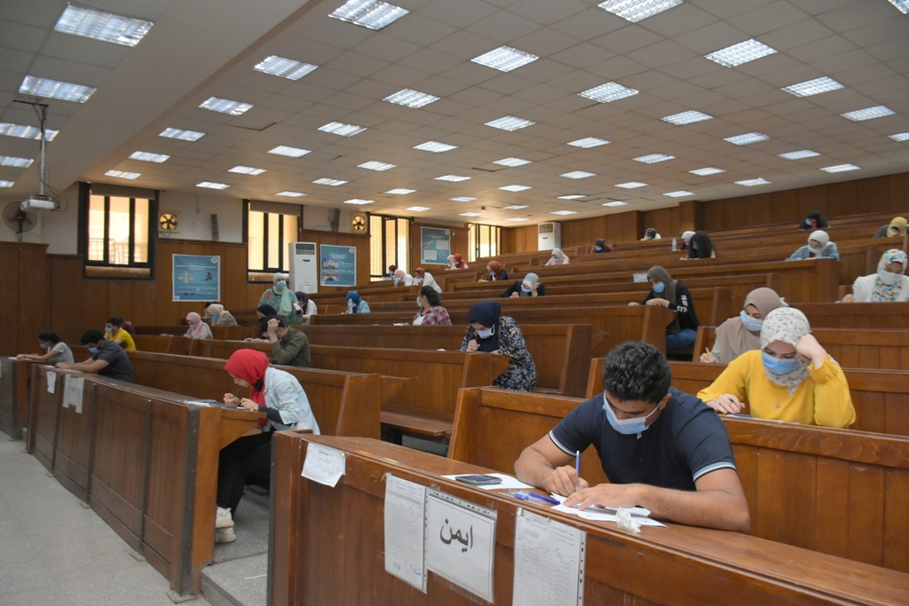 أعمال امتحانات طلاب الفرق النهائية بجامعة القاهرة  (1)
