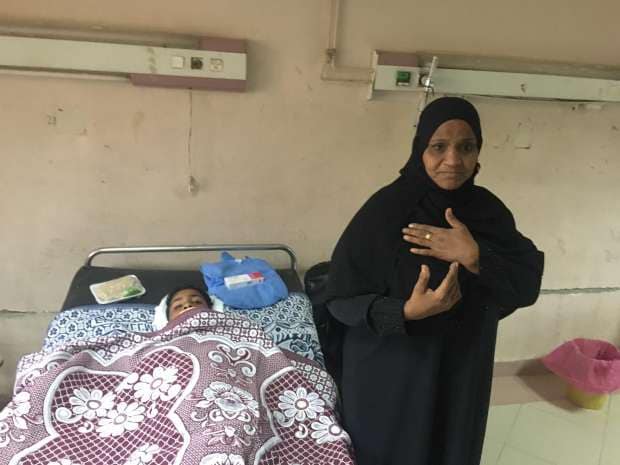 الطفل محمد مع والدته فى المستشفى