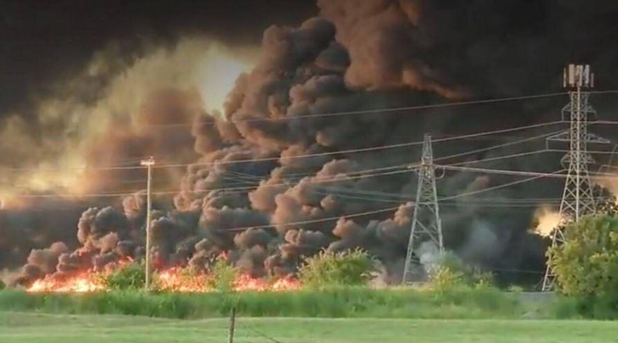 حريق هائل يلتهم مستودع صناعي بولاية تكساس الأمريكية (5)