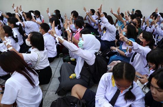 جانب من تظاهر الطالبات بالعاصمة التايلاندية