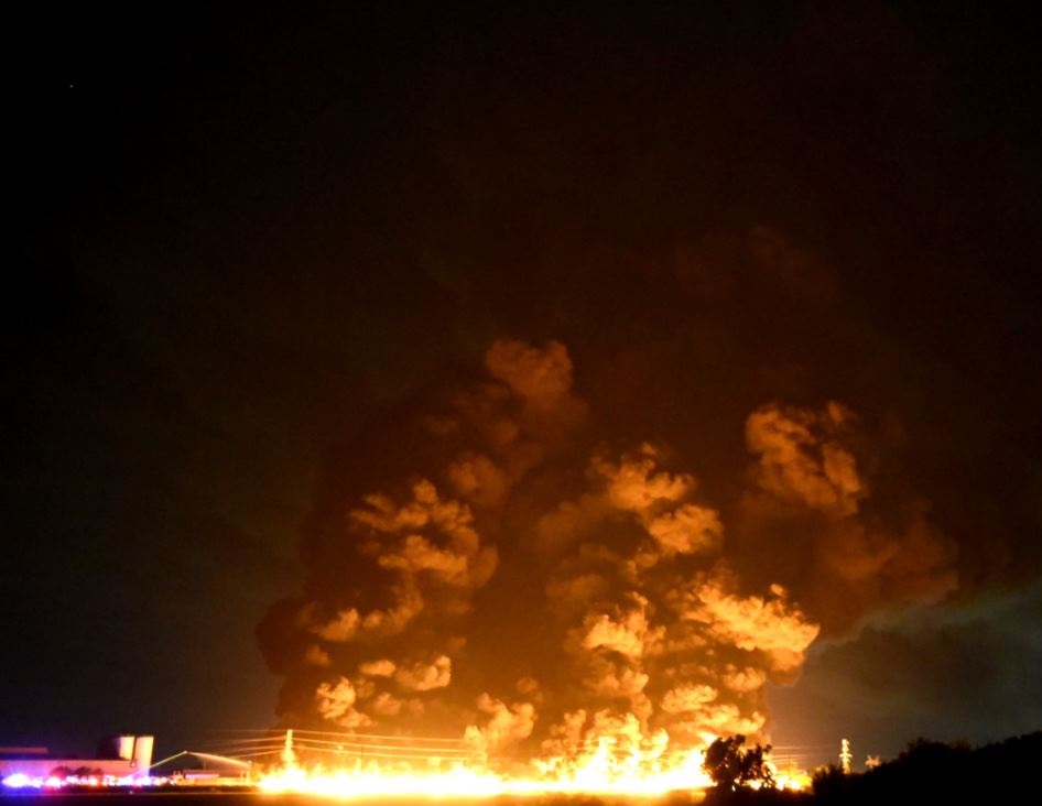 حريق هائل يلتهم مستودع صناعي بولاية تكساس الأمريكية (1)