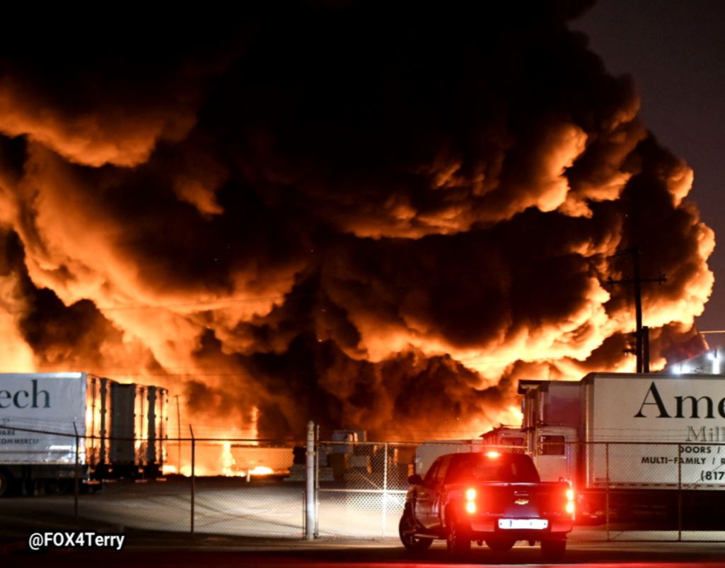 حريق هائل يلتهم مستودع صناعي بولاية تكساس الأمريكية (4)