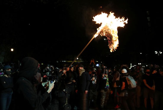 المتظاهرون يشعلون النيران