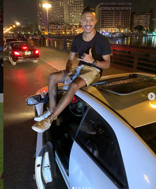 حابر فوق السيارة