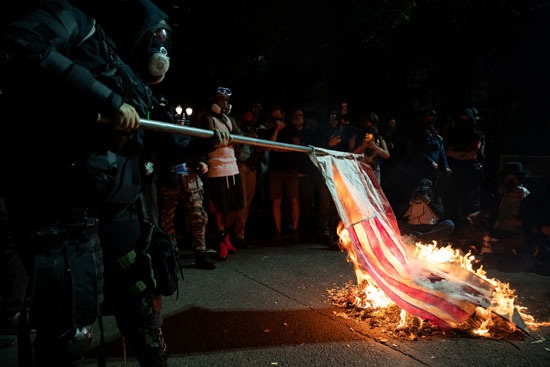 متظاهرون يحرقون علم أمريكا