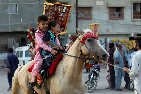 بسبب كورونا الأحياء الفقيرة في كراتشي هي المتاحة فقط للاحتفال بالعيد