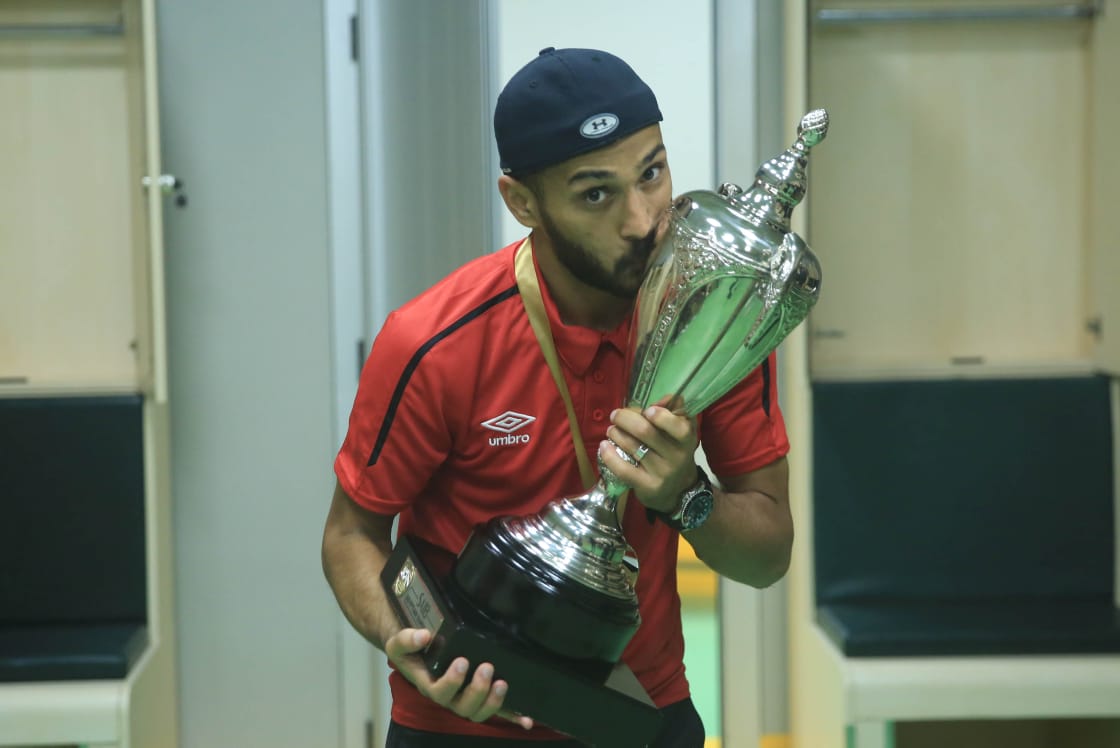 مع أحد الكئوس