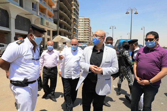 محافظ بني سويف يتفقد الشوارع ويتابع التزام المواطنين بقرارات مجلس الوزراء (3)