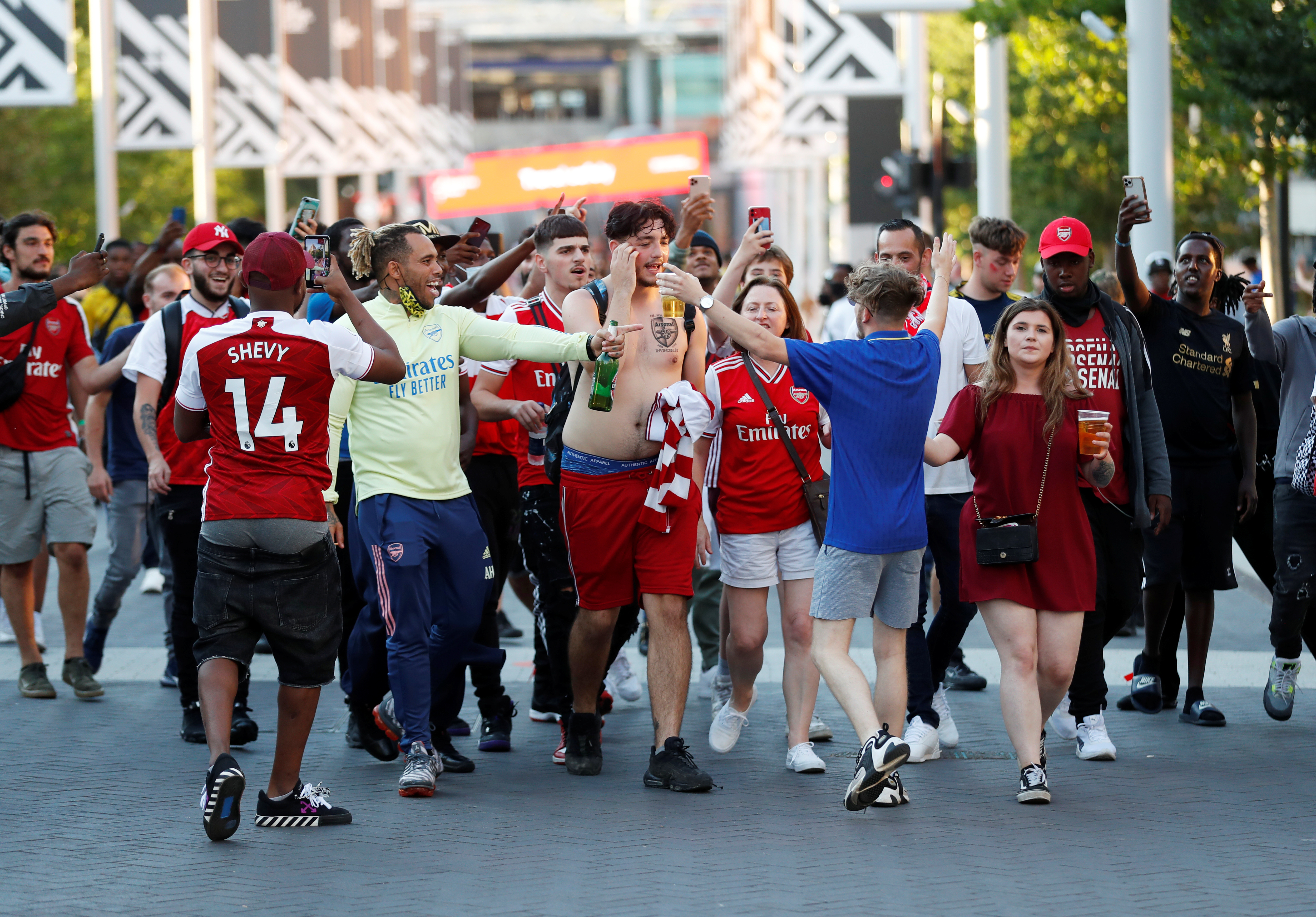 احتفالات جماهير ارسنال بكاس الاتحاد الانجليزي (4)