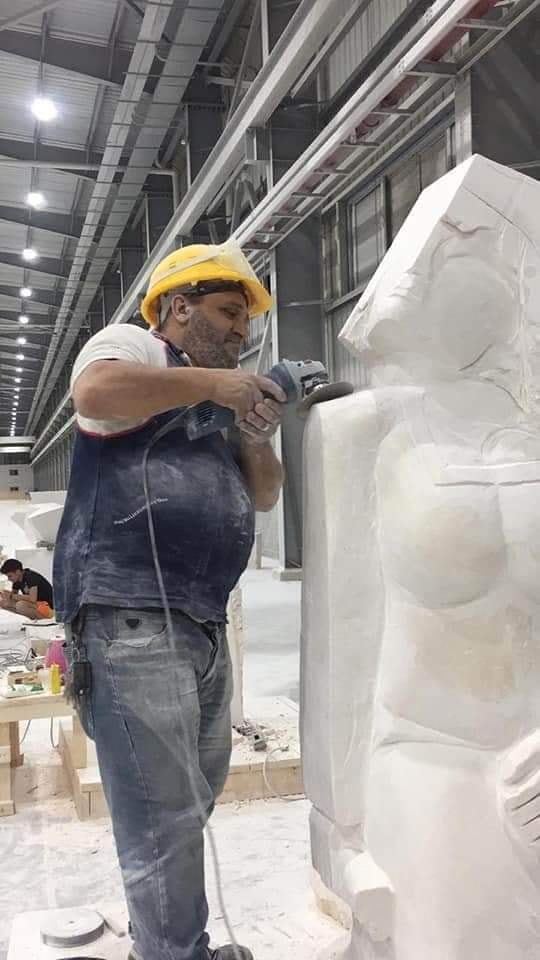 النحات احمد عبدالكريم اثناء العمل في التمثال