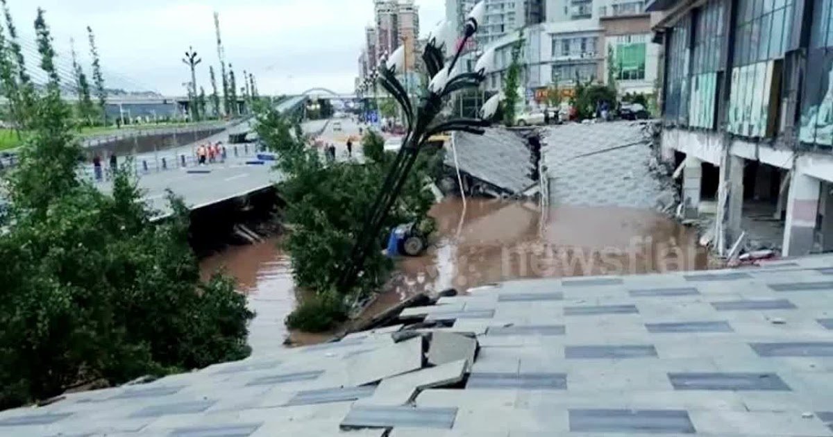 China- 21 cars fall into sinkhole as road collapses in Southwest China