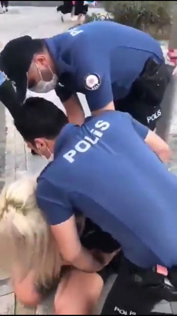 شرطة أردوغان تعتدي على سيدة (4)