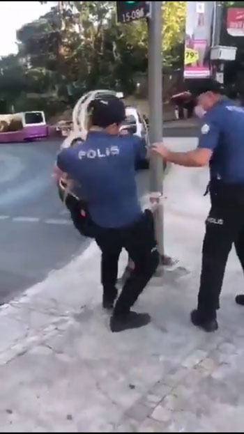 شرطة أردوغان تعتدي على سيدة (2)