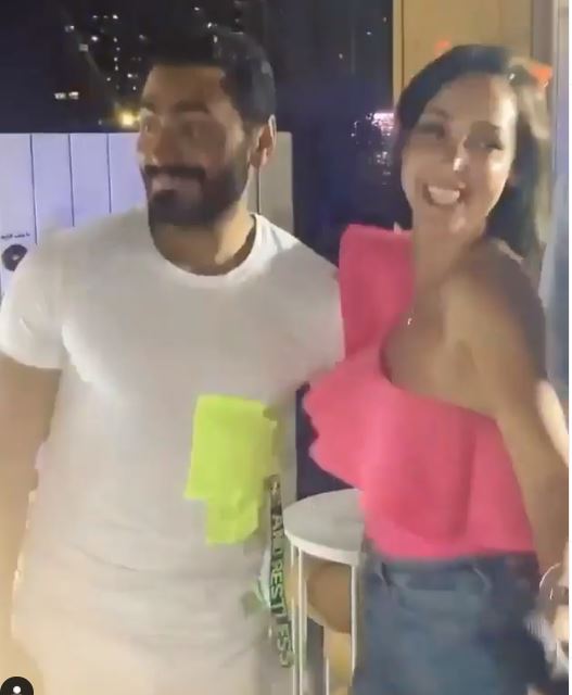 تامر حسني يحتفل بعيد ميلاد مع زوجته بسمة بوسيل وسط الأهل والأصدقاء  (5)