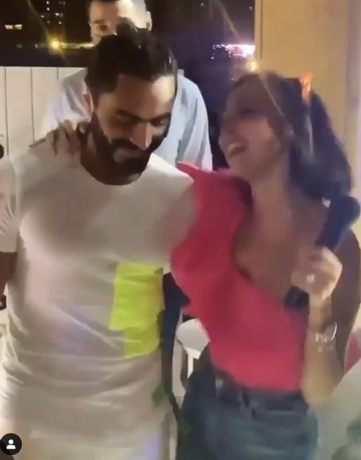 تامر حسني يحتفل بعيد ميلاد مع زوجته بسمة بوسيل وسط الأهل والأصدقاء  (4)